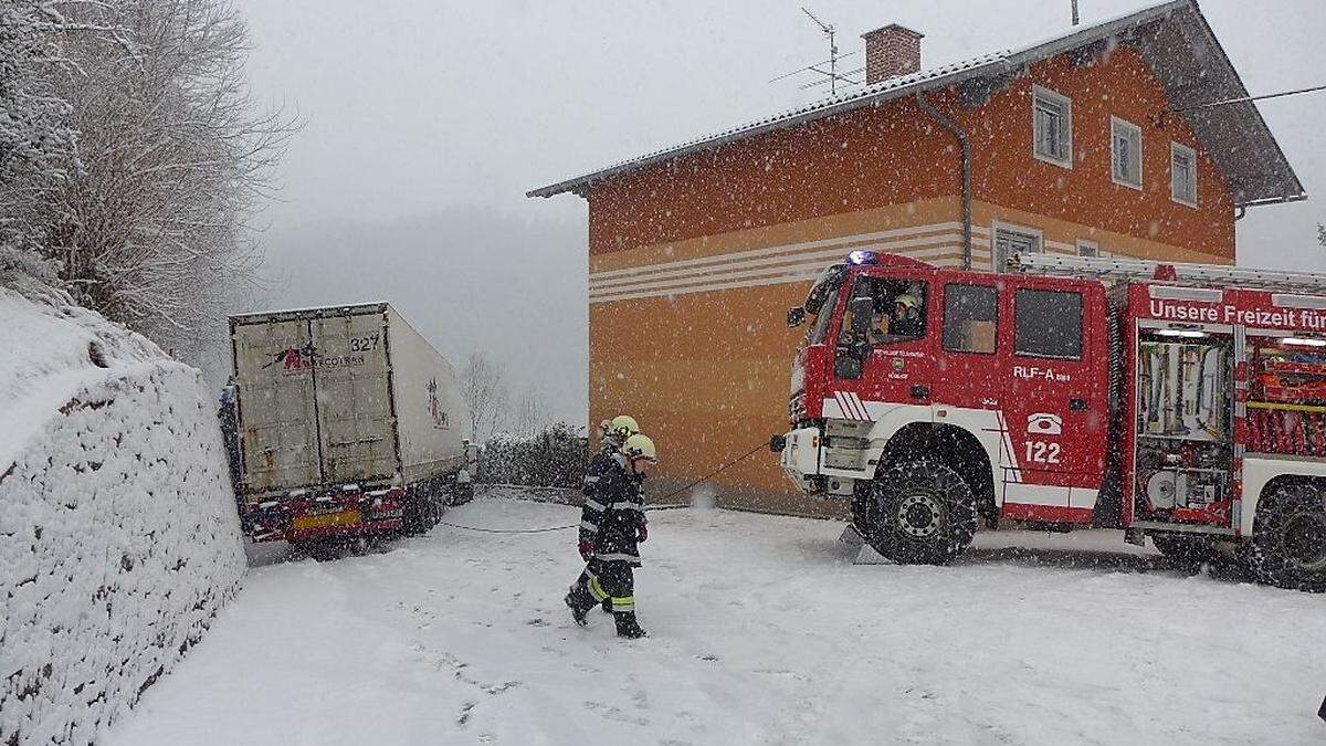 Die Feuerwehr Koglhof musste die hängengebliebenen Lkw rausziehen