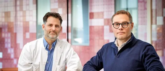 Der gebürtige Kärntner Thomas Ibounig mit Teppo Järvinen, Professor der Orthopädie in Helsinki