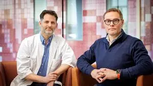 Der gebürtige Kärntner Thomas Ibounig mit Teppo Järvinen, Professor der Orthopädie in Helsinki