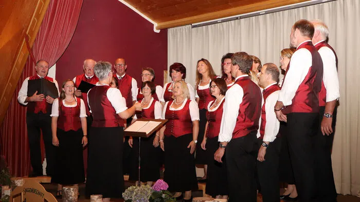 Die Singgemeinschaft Gnesau unter der Obfrau Klaudia Ferlan ist ein Gemischter Chor aus dem oberen Gurktal, in dem derzeit 20 aktive Sängerinnen und Sänger unter der Leitung von Gabriele "Gaby" Kofler singen. Das gesamte Ensemble freut sich, nach der langen coronabedingten Pause, endlich wieder Konzerte geben zu können.