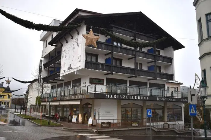 Im Mariazellerhof finden sich neben dem Pirker-Shop auch ein Hotel und ein Restaurant