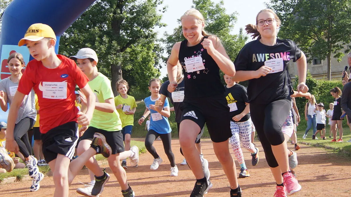 Die Kinder und Jugendlichen waren voll Begeisterung dabei: Sofie, Schülerin des Gymnasiums St. Ursula, (Zweite von rechts) lief für Mütter in Not, "weil damit auch deren Kindern geholfen wird"                                                                                   