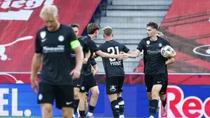 Szymon Wlodarczyk bejubelt mit seinen Kollegen seinen Treffer