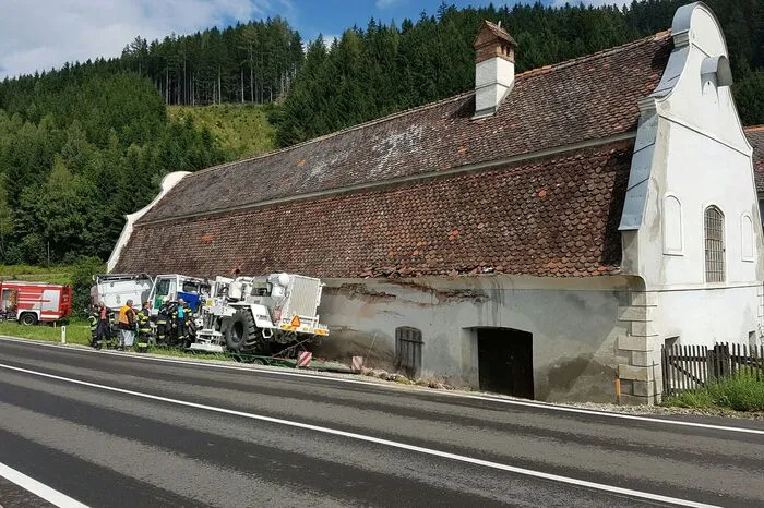 Die Feuerwehr Obdach rückte aus, ebenso im Einsatz waren der Judenburger Abschlepp- und Bergedienst und die Firma Kaltenegger Bau.