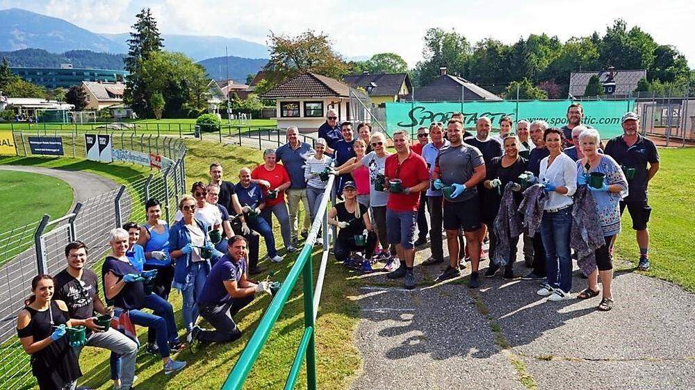 Gemeinderäte und Mitarbeiter der Stadt Spittal trafen sich gestern über Initiative von Bürgermeister Gerhard Köfer im Stadion