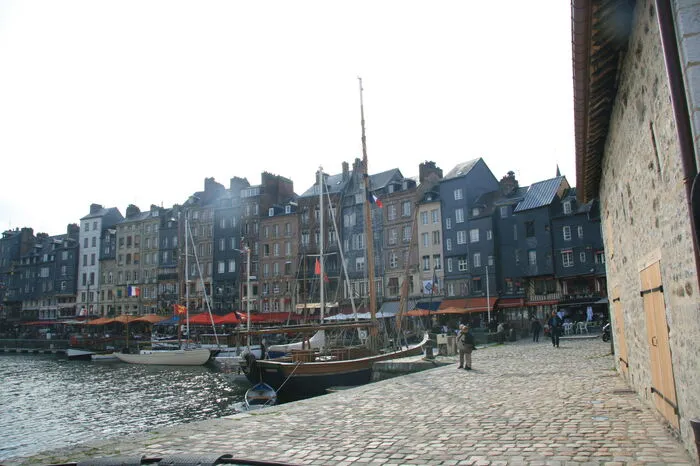 Honfleur – Das maritime Städtchen beeindruckt mit seinen charmanten Gassen und den pittoresken Fachwerkhäusern. Im 19. Jahrhundert war Honfleur ein Zentrum künstlerischer Aktivitäten. Auch heute noch stehen die Maler am Kai von Honfleur und in den Greniers à Sel (zwei ehemalige Lagerhäuser) werden Ausstellungen zeitgenössischer Künstler organisiert.