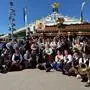 Ein Gruppenbild zeigt zehn Mitglieder der Bauerngman, die Laderinnen und Musiker in traditioneller Kärntner Tracht vor einem Zelt auf der Münchner Wiesn | Zehn aktive Bauern und 16 Laderinnen waren bei der Eröffnung in München mit dabei