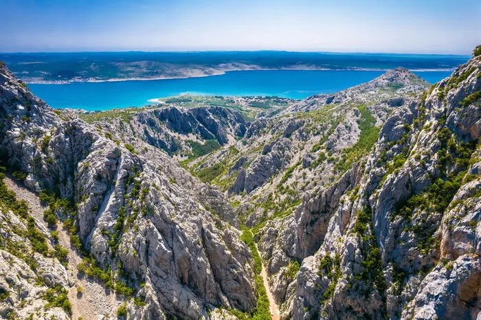 Nationalpark Paklenica. Durch das Gebirgsmassiv Velebit zieht sich Nationalpark Paklenica, was so viel wie "kleine Hölle" bedeutet. Er ist geprägt von schroffen Karstfelsen und tiefen Canyons.