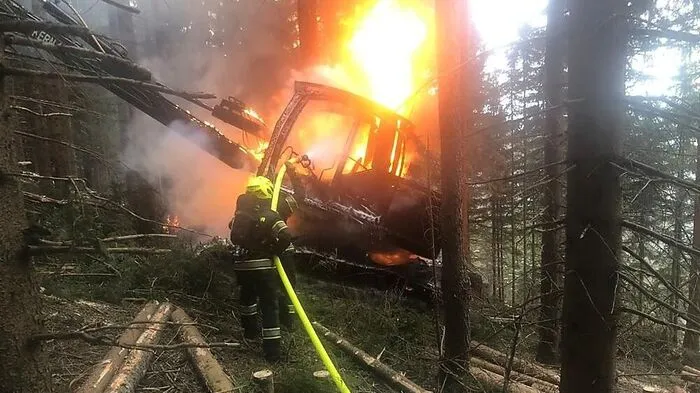 Die Maschine stand bereits in Vollbrand, als die Feuerwehr eintraf