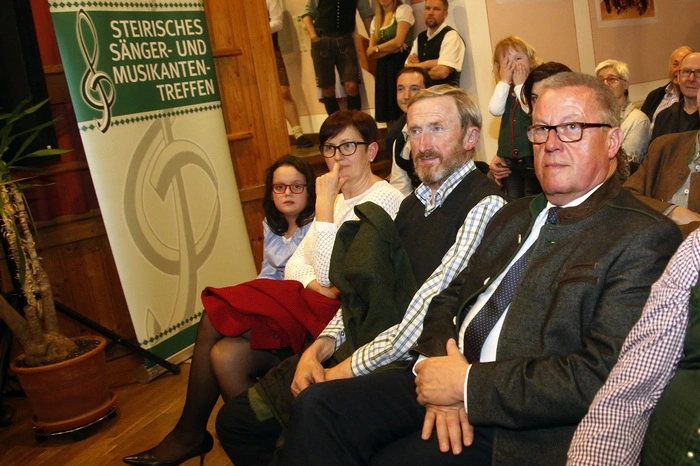 ...mit Bürgermeister Rupert Fleischhacker an der Spitze willkommen heißen.