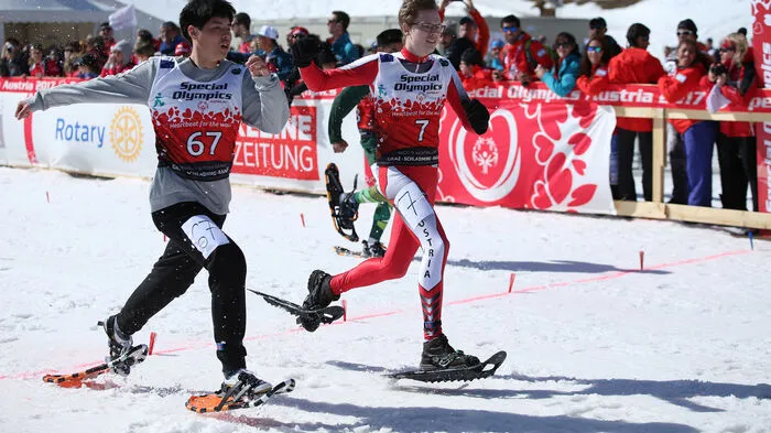 Schneeschuh-Rennen am Freitag in Ramsau am Dachstein. Im Bild: Tong Dai (China) und Christian Adler (Österreich)