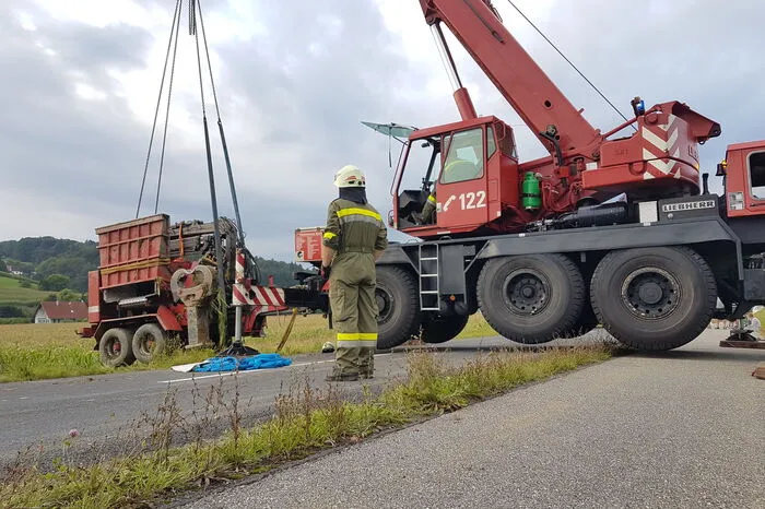 Mithilfe des großen Krans der Feuerwehr Feldbach gelang es, den zehn Tonnen schweren Anhänger zu bergen.