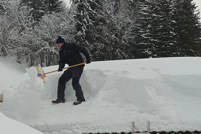 Schnee in Eisenerz, heißt derzeit auch Dächer abschaufeln
