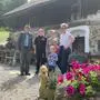 Huberta Weißenbacher (rechts) mit ihrer Familie vor der Jausenstation Himmelreichbauer