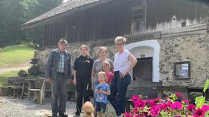 Huberta Weißenbacher (rechts) mit ihrer Familie vor der Jausenstation Himmelreichbauer