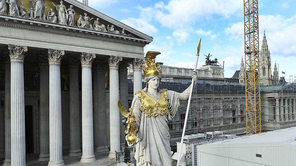 Die Statue der Pallas Athene vor dem Parlament in Wien sollte die Gesetzgeber zur Weisheit und zum kühlen Kopf mahnen