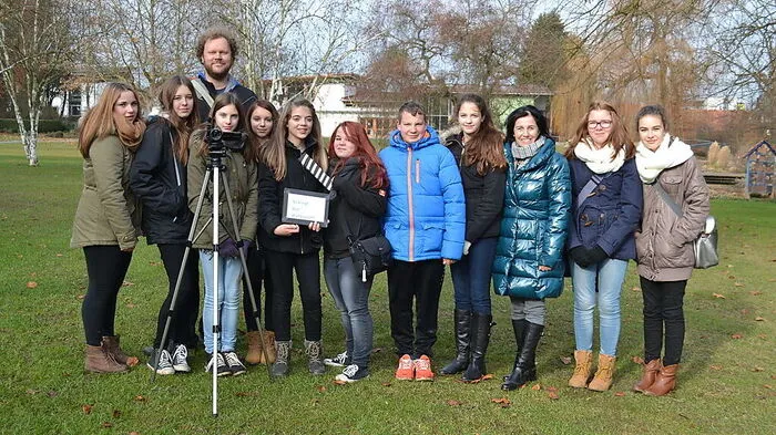 Einige der 4.b-Schüler an ihrem Drehort im Kulturhauspark Bad Waltersdorf
