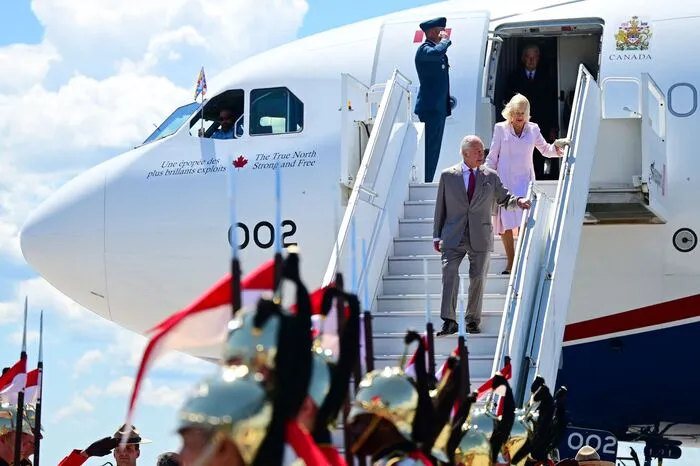 Zuvor war Charles mit seiner Frau Camilla am Flughafen der Hauptstadt Ottawa gelandet.