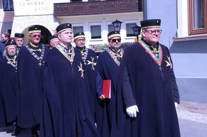 Anschließend ging es im Festzug zur Pfarrkirche von Graden, wo Seelsorgeraumleiter Martin Trummler und Pfarrer i.R. Hans Fuchs den Festgottesdienst zelebrierten.