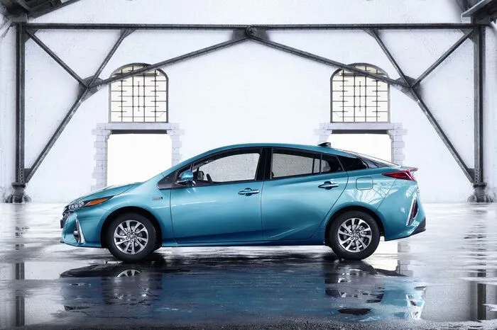 Sein Scherflein soll jetzt auch die Plug-in-Variante des Prius dazu beitragen: Mit einer auf 8,8 kWh gewachsenen Lithium-Ionen-Batterie konnte die Reichweite im reinen Elektromodus auf 50 Kilometer verdoppelt werden.