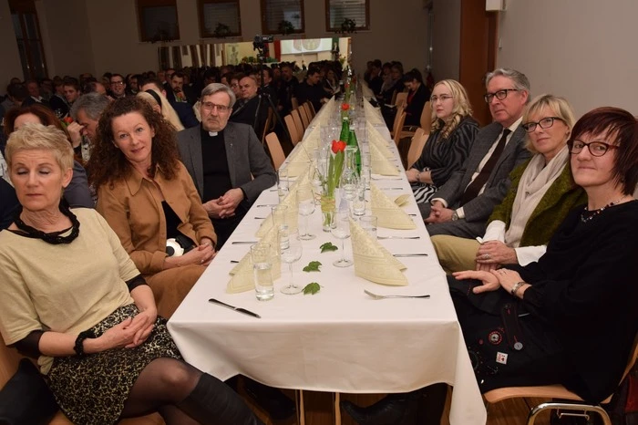 Vor vollem Haus sprach er den Ehrenamtlichen, den Verantwortlichen in Schulen, Behörden und auf Gemeindeebene sowie den Wirtschaftstreibenden seinen Dank für ihre Leistungen aus.