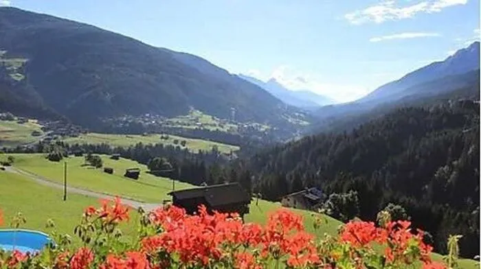 Beim Berggasthof Lahnerhof in Obergail im Lesachtal gibt es nicht nur eine Fernsicht über 130 Kilometer Landschaft zu genießen, sondern auch hauseigene Produkte vom Bio-Bauernhof, wo man auch urlauben kann.