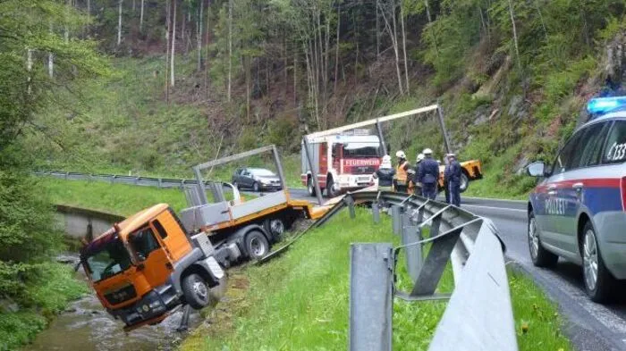 In einer Kurve der L 405 bei Vorau kam am Montag ein Lkw von der Fahrbahn ab und drohte in einen Bach abzurutschen.