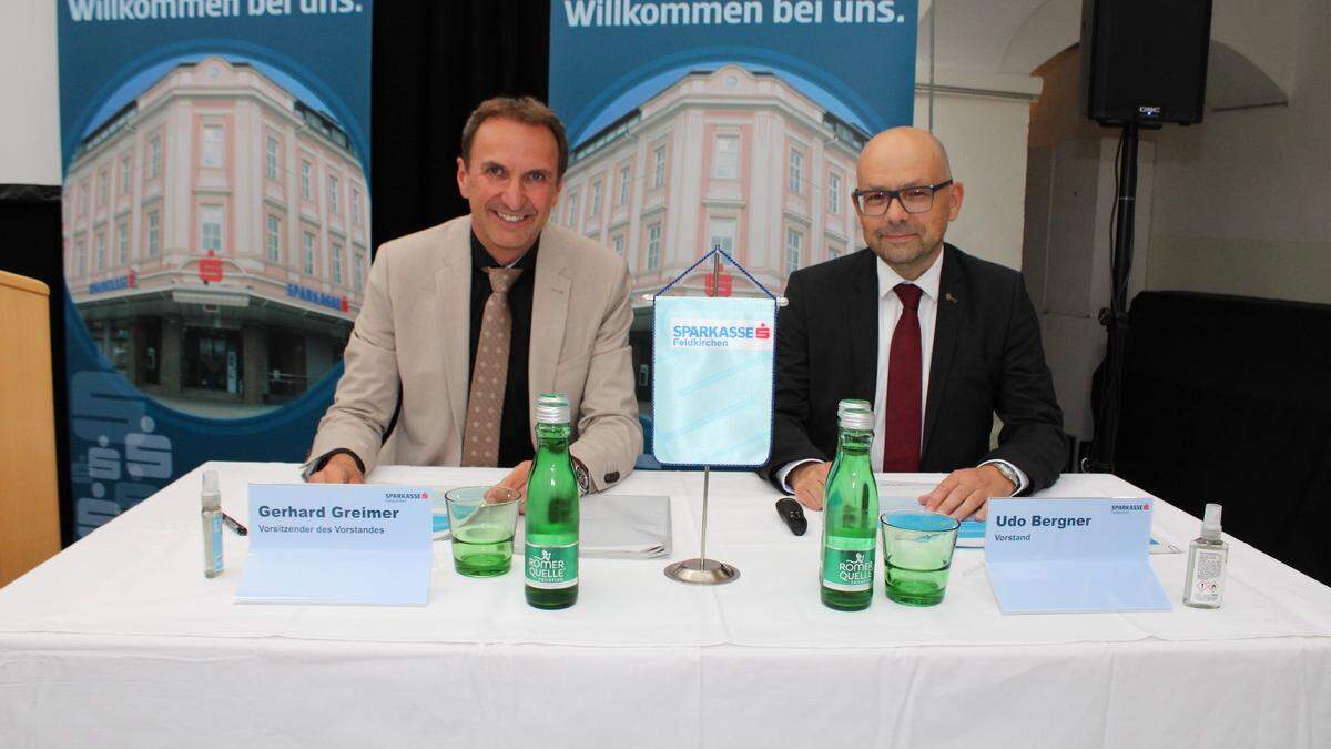 Die Vorstände Gerhard Greimer (links) und Udo Bergner (links) sind stolz auf die Leistungen der Mitarbeiter 
