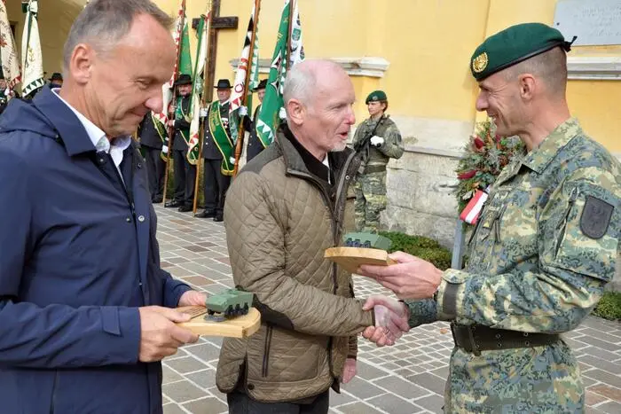 Zum Abschluss wurden die Steiermärkische Bank und GD European Land Systems Steyr für ihre langjährige Partnerschaft mit dem Straßer Infanterieverband gewürdigt