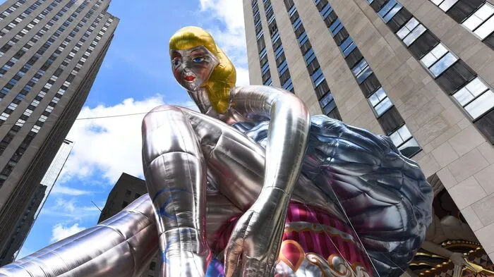 Bis zum 2. Juni dominiert die 14 Meter hohe Tänzerin den Platz vor dem Rockefeller Center, auf dem Koons schon zwei Mal zuvor Werke präsentieren durfte. Der US-Künstler ist für seinen Hang zu Kitsch und grellen Farben bekannt.