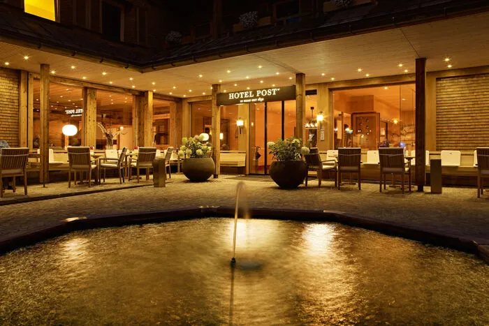 Romantik pur und direkter Lift-Einstieg – Panoramahotel im Allgäu.Aus einer absoluten Pole Position starten Wintersportler, die sich für einen Aufenthalt im Panoramahotel Oberjoch entscheiden. Das Wellnesshotel befindet sich sowohl im höchstgelegenen Bergdorf Deutschlands auf 1.200 Meter Höhe, als auch in direkter Nachbarschaft der Bergbahn. Für Paare gibt es eigene Romantik-Arrangements – bei Ankunft wartet ein eigens dekoriertes Zimmer mit Champagner, Rosenblättern und Kerzenschein auf die Verliebten.