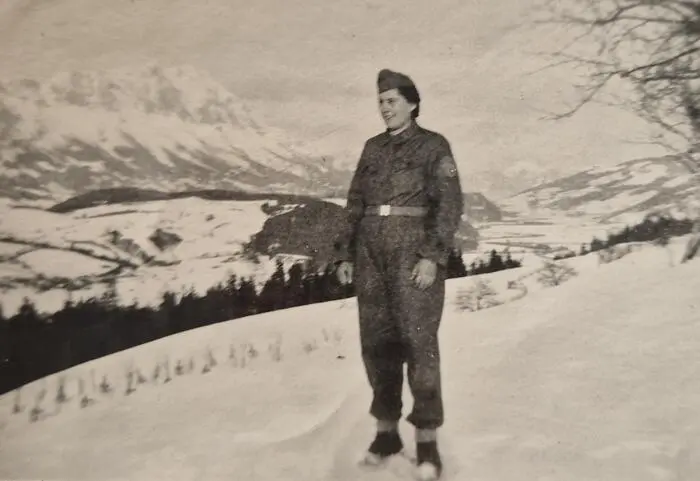 Ella Anfang der 1940er in der Feuerwehr-Uniform. Weil die Männer im Krieg waren, übernahmen die Frauen daheim ihre Aufgaben