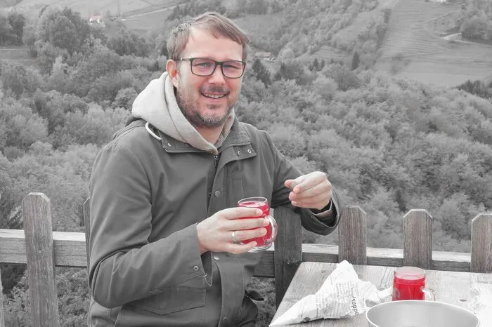 Dank KI-Chip gibt es einige Spielereien, die sich direkt am Gerät machen lassen. So kann man einen Punkt im Bild markieren. Das Gerät merkt sich die Farbe und macht alles andere Schwarz-Weiß. So viel zur Theorie. Die Praxis zeigt: Ja, der Sturm in den Gläsern ist schön rot. Allerdings kann keine Rede davon sein, dass der Rest schwarz-weiß ist.