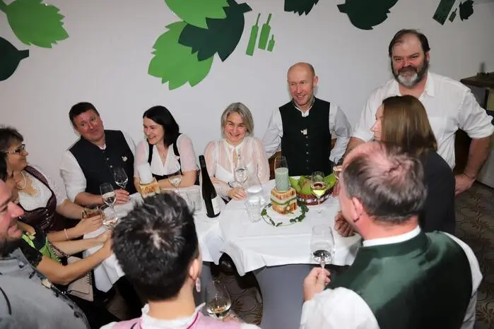 Darunter Pfarrer Anton Herk-Pickl, den Kammerobmann Sepp Wumbauer, die Bürgermeister Peter Schlagbauer (Mortantsch) und Johannes Hiebler-Texer (Thannhausen), Raiffeisendirektor Hannes Derler, Bezirksbäuerin Ursula Reiter, Obmann der WWG Almenland Hubert Klammler und den Landringgeschäftsführer Georg Rockenbauer.