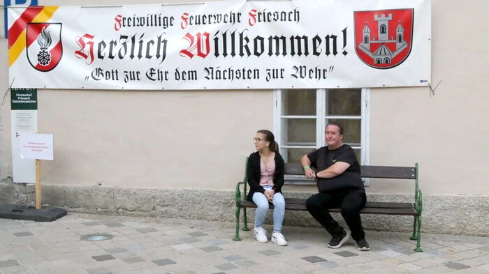 Eines gleich vorweg: Sie kamen am Samstagabend in Scharen in die Burgenstadt angereist. Grund war das Feuerwehrfest der Freiwilligen Feuerwehr (FF) Friesach (Kommandant Joachim Steindorfer, Kommandant-Stellvertreter Wolfgang Unterweger, Kameradschaftsführer Rene Grün) im Fürstenhof.