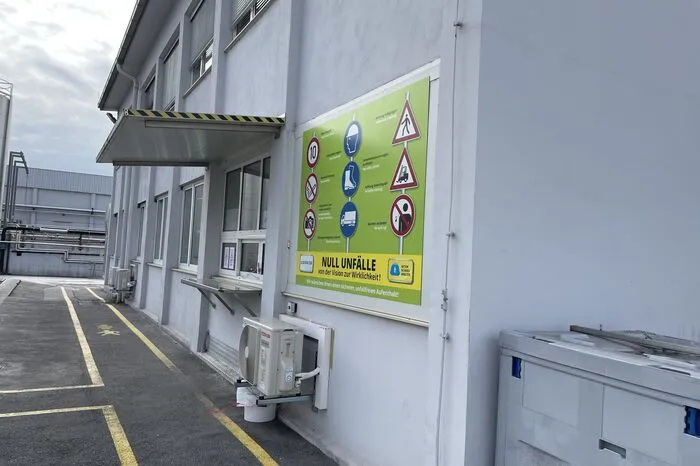 Bei der Ankunft müssen Proben der gelieferten Milch abgegeben werden.