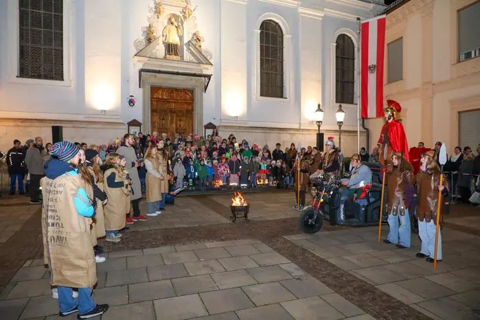 Statt wie in den Jahren zuvor mit einem echten Pferd, hatte der Heilige Martin heuer ein ganz besonderes Gefährt, mit dem er durch die Stadt fuhr.

