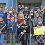 Die Matadors, am Foto mit Obmann Martin Pall (rechts) und Patrick Grechenig (2. v. l.), machten der Kinderkapelle Mühldorf-Kolbnitz (Leiterin Karin Staudacher – vorne rechts) mit der 1.000 Euro-Unterstützung eine Freude