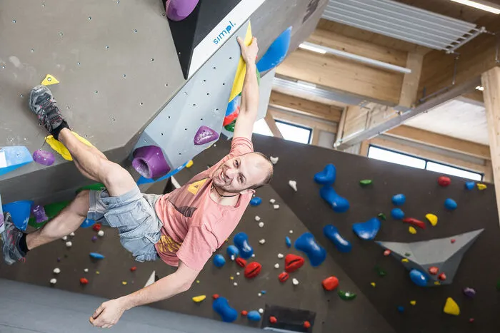 Stefan "Zingo" Zingerle ist der Kletter-Chef in der Halle: Im Boulder-Bereich gibt es neben klassischen Bouldern auch Bewegungsboulder - wo die Körperkoordination und Gleichgewicht wichtig sind.