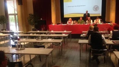 Der fast leere Sitzungssaal nach dem Auszug der 21 Gemeinderäte