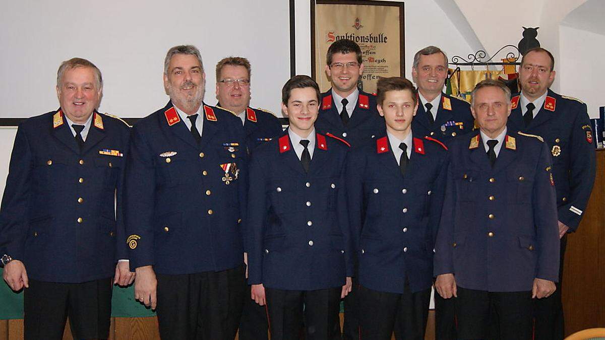 Köfer (Zweiter von links) mit Kameraden und Ehrengästen