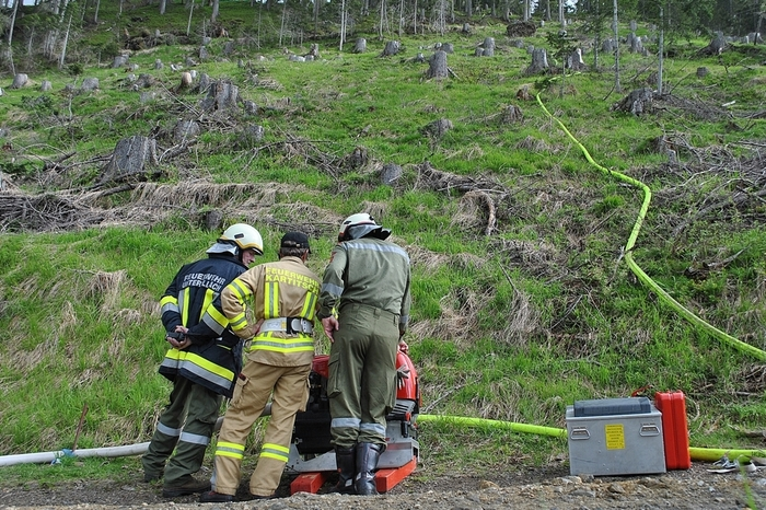 Für die beübte Bekämpfung des Waldbrandes wurden Zubringerleitungen von 2,2 Kilometern Länge über 310 Höhenmeter im steilen Gelände errichtet.