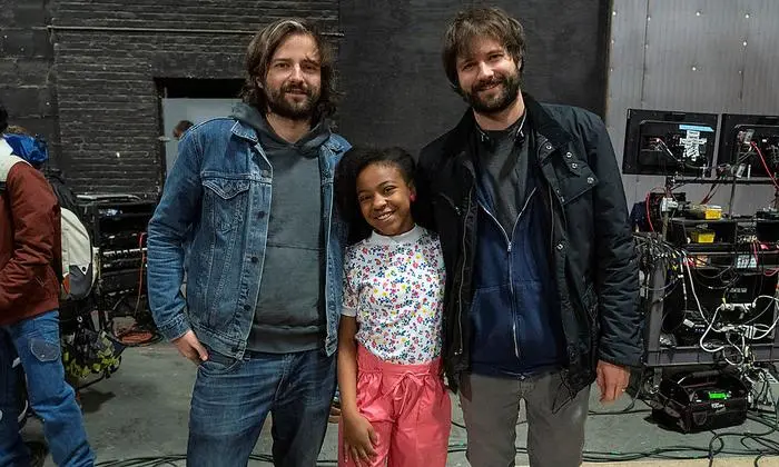 Matt und Ross Duffer mit Darstellerin Priah Ferguson