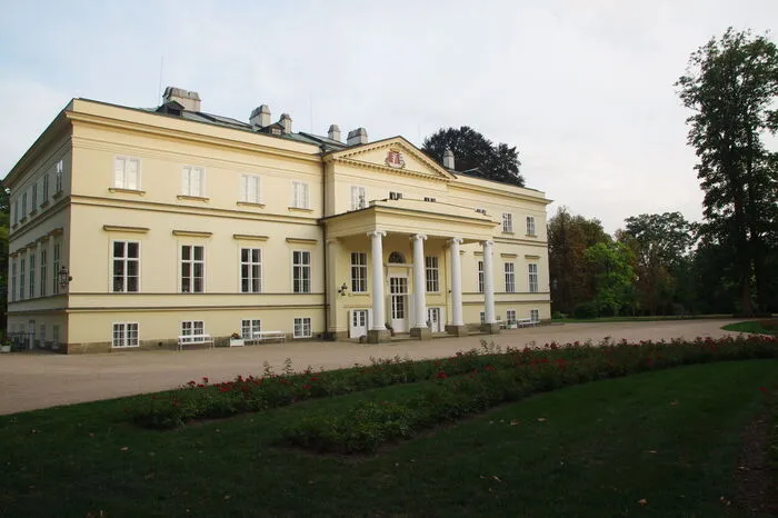 Schloss Kostelec nad Orlici wurde um 1830 im Empire-Stil erbaut und wurde an die tschechische Adelsfamilie Kinsky zurückgegeben.