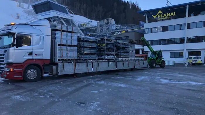 Am Vormittag rollten die ersten Materiallieferungen ...