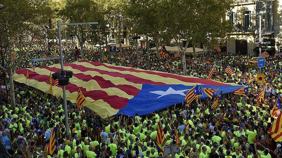 Die katalonische Fahne, getragen von Tausenden in Barcelona