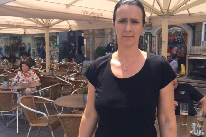 ...Simone Zucca (Kellnerin im Restaurant "Pronto" am Grazer Hauptplatz) berichten: "Wir haben die Leute schreien gehört, bevor wir ihn überhaupt gesehen haben. Er ist dann fast durch den Gastgarten gerast, ohne zu bremsen. Bei der Steiermärkischen Sparkasse hat er dann einen Buben erwischt, der gegen die Hausmauer geschleudert worden ist."