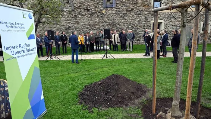 Eine "Rote Eiche" wurde vom Club 41 St. Veit mit seinem Präsidenten Herbert Sager im Skulpturenpark gepflanzt. Mit dabei waren neben vielen Club41-Mitgliedern St. Veits Bürgermeister Martin Kulmer, Umweltstadtrat Walter Brunner, Christian Finger vom Klimabündnis Kärnten, Anna Köstinger von der Klima- und Energie-Modellregion Sonnenland Mittelkärnten, Günter Sonnleitner (FAST-Ossiach) und Gartenexperte Seppi Egger