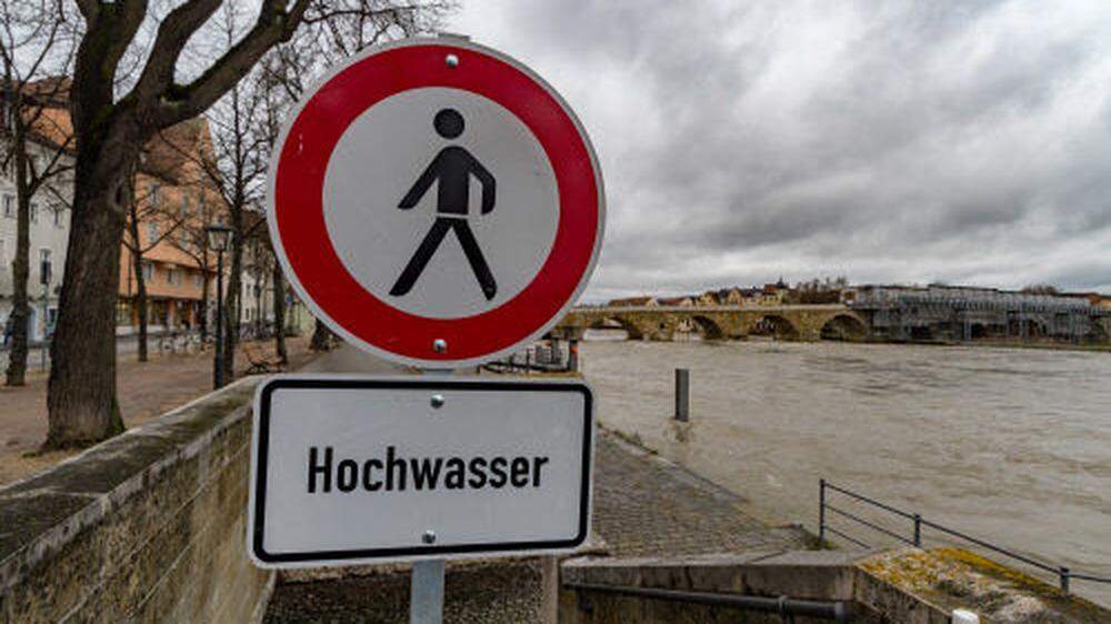 Hochwasser an der Donau in Regensburg