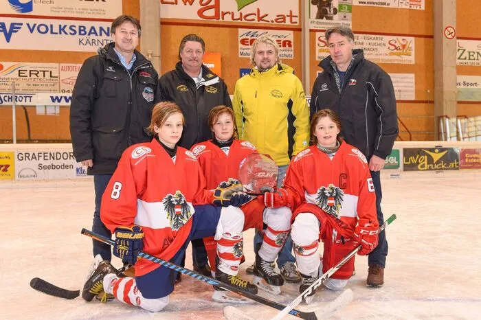 Helfer Ewald Preiml, Obmann Ludwig Zauchner, Präsident Wolfgang Lindner, ÖEHV Nachwuchskoordinator Gerold Maier (stehend von links), Lorenz Lindner, Maxi Preiml, Marco Kasper (sitzend von links)